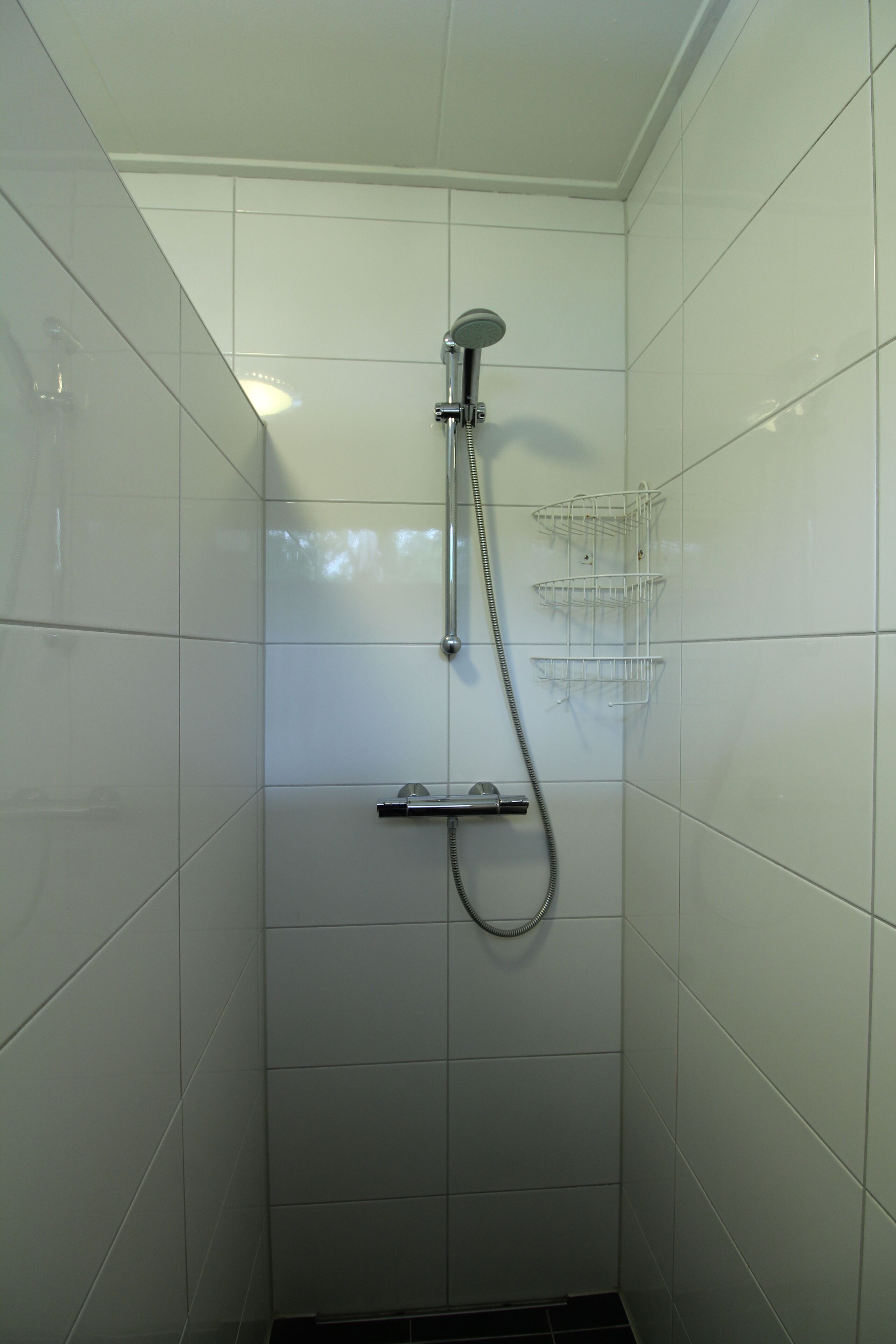 Ensemble douche/baignoire, serviettes fournies, savon, papier toilette
