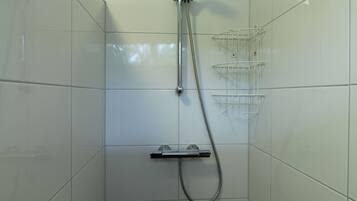 Ensemble douche/baignoire, serviettes fournies, savon, papier toilette
