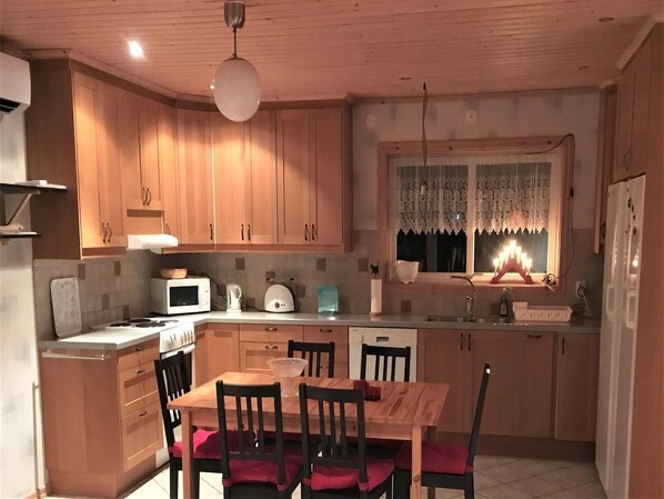 Spishäll, diskmaskin, kaffe- och tebryggare och vattenkokare