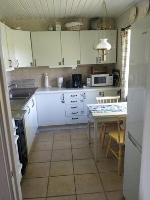 Micro-ondes, plaque de cuisson, cafetiĂšre/bouilloire