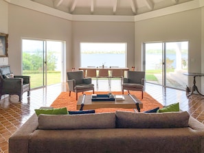 Smart TV, chimenea, videojuegos, mesa de ping pong