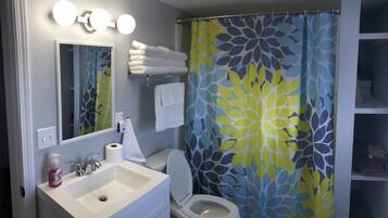 Duschwanne, Haartrockner, Handtücher, Seife