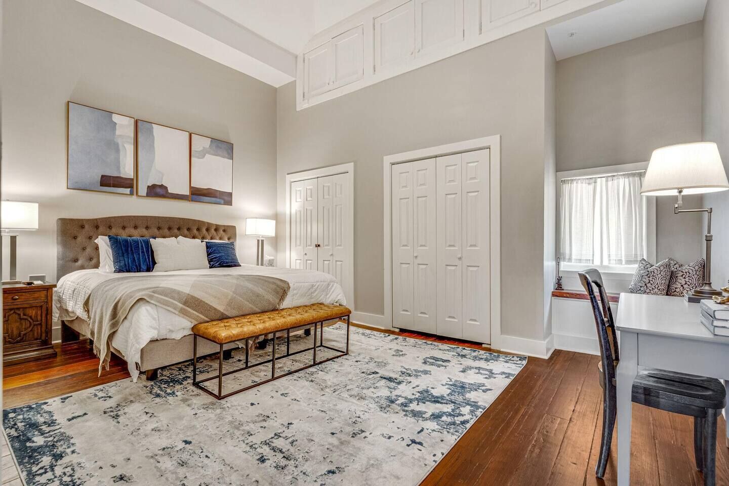 1 多间卧室、办公桌、熨斗/熨衣板、旅行婴儿床