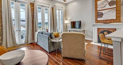 Luxury 1BR Next to Il Mercato - Modern, Balcony, Prime Location for Couples Exploring Magazine St