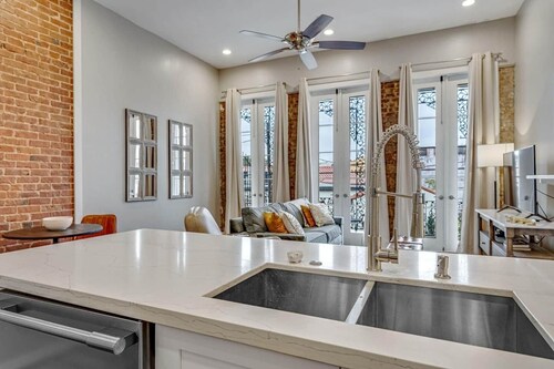 Luxury 1BR Next to Il Mercato - Modern, Balcony, Prime Location for Couples Exploring Magazine St