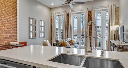 Luxury 1BR Next to Il Mercato - Modern, Balcony, Prime Location for Couples Exploring Magazine St