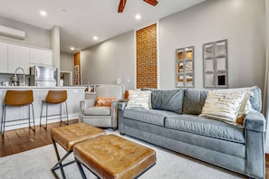 Smart TV, offices - Stylish 1BR LGD condo with private balcony on Magazine St. King bed, chef’s kitchen, Wi-Fi, walk to cafés. (New Orleans)