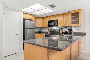 Fridge, microwave, oven, stovetop - Sandy Shores 107 Side Unit on the Beach (Madeira)