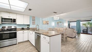 Geladeira, micro-ondas, fogão, cooktop