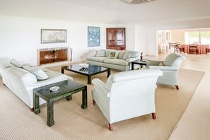 Smart TV, fireplace - Coral Sea Oasis with private beach and infinity Pool (Hamilton)