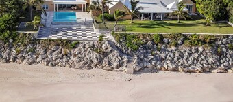 Coral Sea Oasis with private beach and infinity Pool