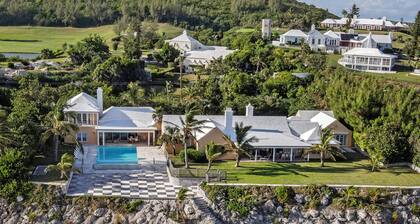 Coral Sea Oasis with private beach and infinity Pool