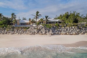 Beach - Coral Sea Oasis with private beach and infinity Pool (Hamilton)