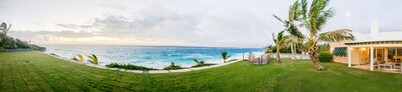 Coral Sea Oasis with private beach and infinity Pool