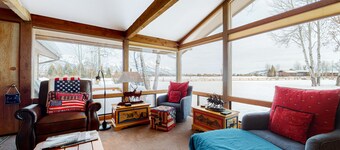 Country townhome next to golf course with mountain view & vaulted ceilings