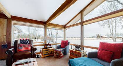 Country townhome next to golf course with mountain view & vaulted ceilings