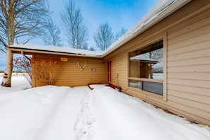 Exterior detail - Country townhome next to golf course with mountain view & vaulted ceilings (Jackson)