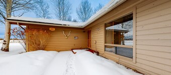 Country townhome next to golf course with mountain view & vaulted ceilings