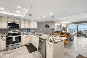 Geladeira, micro-ondas, fogão, cooktop