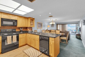 Kylskåp, mikrovågsugn, ugn och spishäll