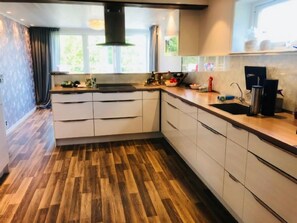 Spishäll, diskmaskin, kaffe- och tebryggare och vattenkokare