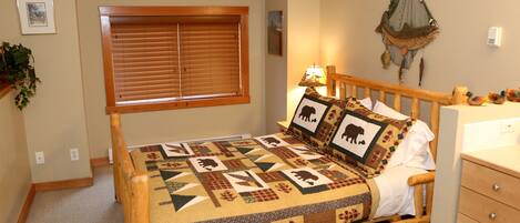 2 makuuhuonetta, silitysrauta/-lauta, vauvan matkasänky, Wi-Fi