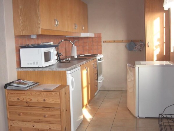Microwave, coffee/tea maker, electric kettle, highchair