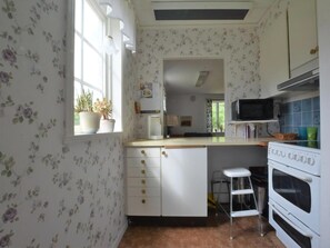 Stovetop, dishwasher, coffee/tea maker, electric kettle