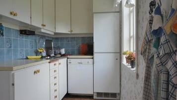 Stovetop, dishwasher, coffee/tea maker, electric kettle