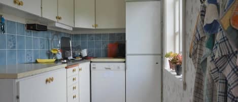 Stovetop, dishwasher, coffee/tea maker, electric kettle