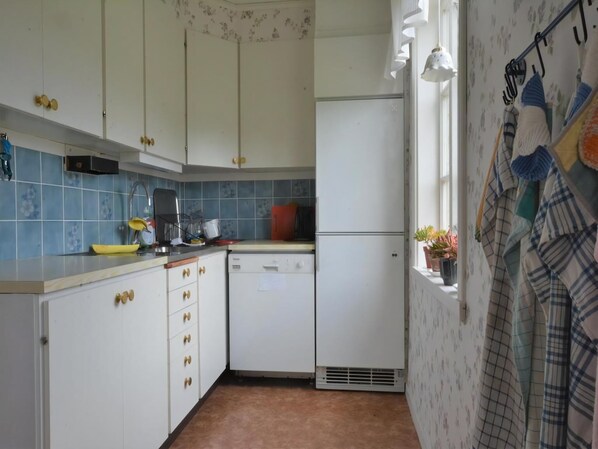 Stovetop, dishwasher, coffee/tea maker, electric kettle