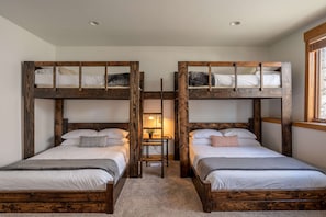 4 bedrooms, desk, iron/ironing board, WiFi