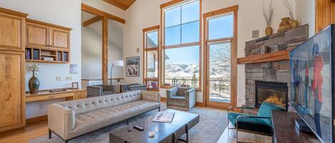 Televisión y chimenea