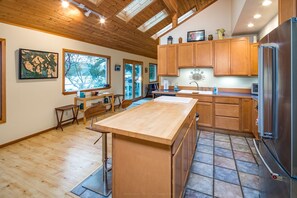 Fridge, dishwasher, coffee/tea maker, toaster