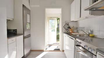 Stovetop, dishwasher, coffee/tea maker, electric kettle