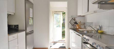 Stovetop, dishwasher, coffee/tea maker, electric kettle