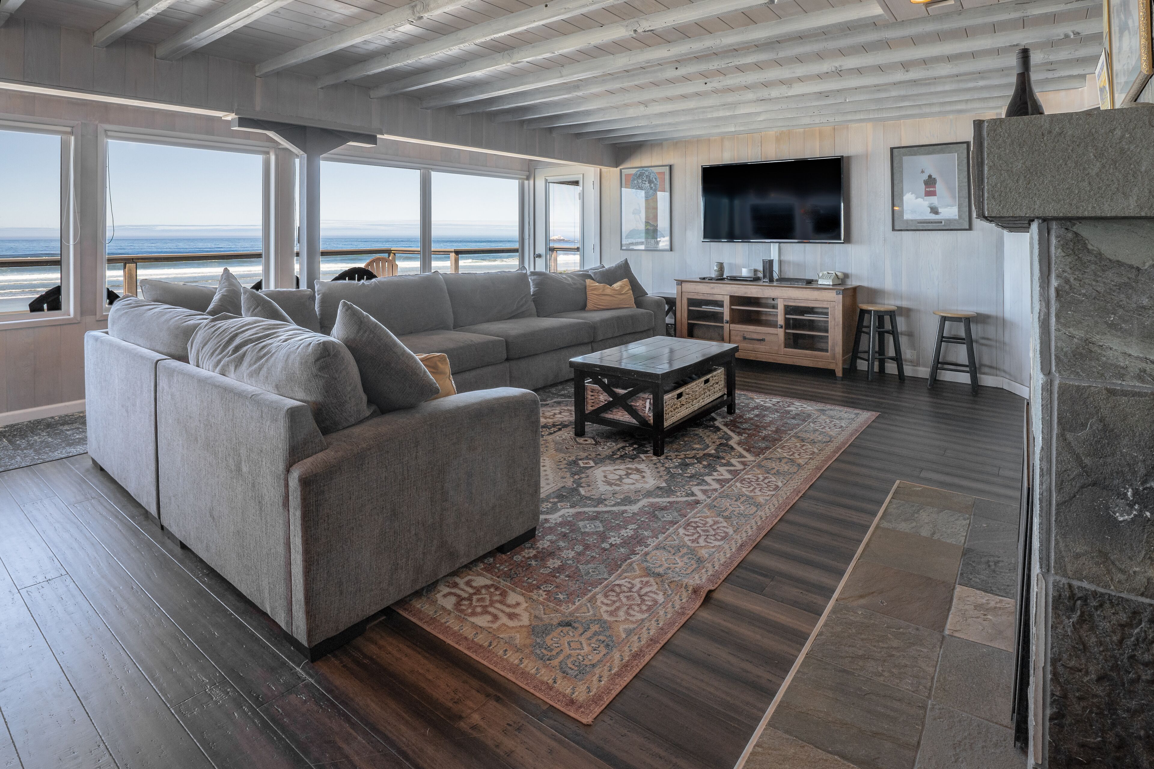 电视、壁炉、DVD 播放器、桌上足球