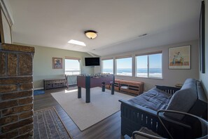 TV, fireplace, DVD player, table football - Enjoy the waves in the hot tub at this beachfront home with direct beach access (Lincoln city)