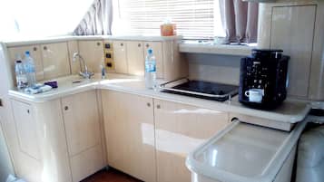 Een koelkast, een magnetron, een kookplaat