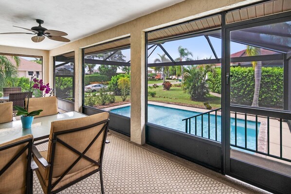 A heated pool - Settle-in and enjoy the Florida Life at this Darling Home (Marco Island)