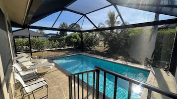 Een verwarmd zwembad