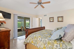 3 bedrooms, iron/ironing board, free WiFi, bed sheets - 3BR Marco Island home with heated pool, WiFi, and full kitchen. (Marco Island)