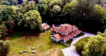 Scenic Mountaintop Villa with Free WiFi & Pool
