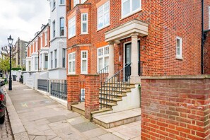 Exterior - The Bohemian Rhapsody, Garden Apartment Hampstead - by Out of Office Lifestyle (London)