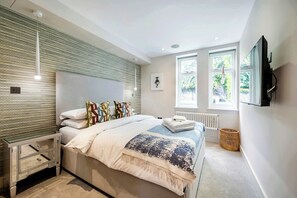 1 bedroom, iron/ironing board, WiFi, bed sheets - The Bohemian Rhapsody, Garden Apartment Hampstead - by Out of Office Lifestyle (London)