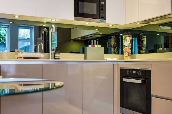 Wasserkocher mit Kaffee-/Teezubehör, Kühlschrank, Mikrowelle, Ofen
