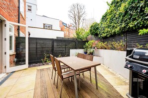 Outdoor dining - The Bohemian Rhapsody, Garden Apartment Hampstead - by Out of Office Lifestyle (London)
