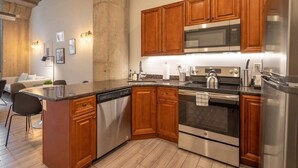 Une cuisine moderne avec des meubles en bois, des appareils en acier inoxydable et un îlot central.