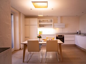 Fridge, oven, stovetop, dishwasher