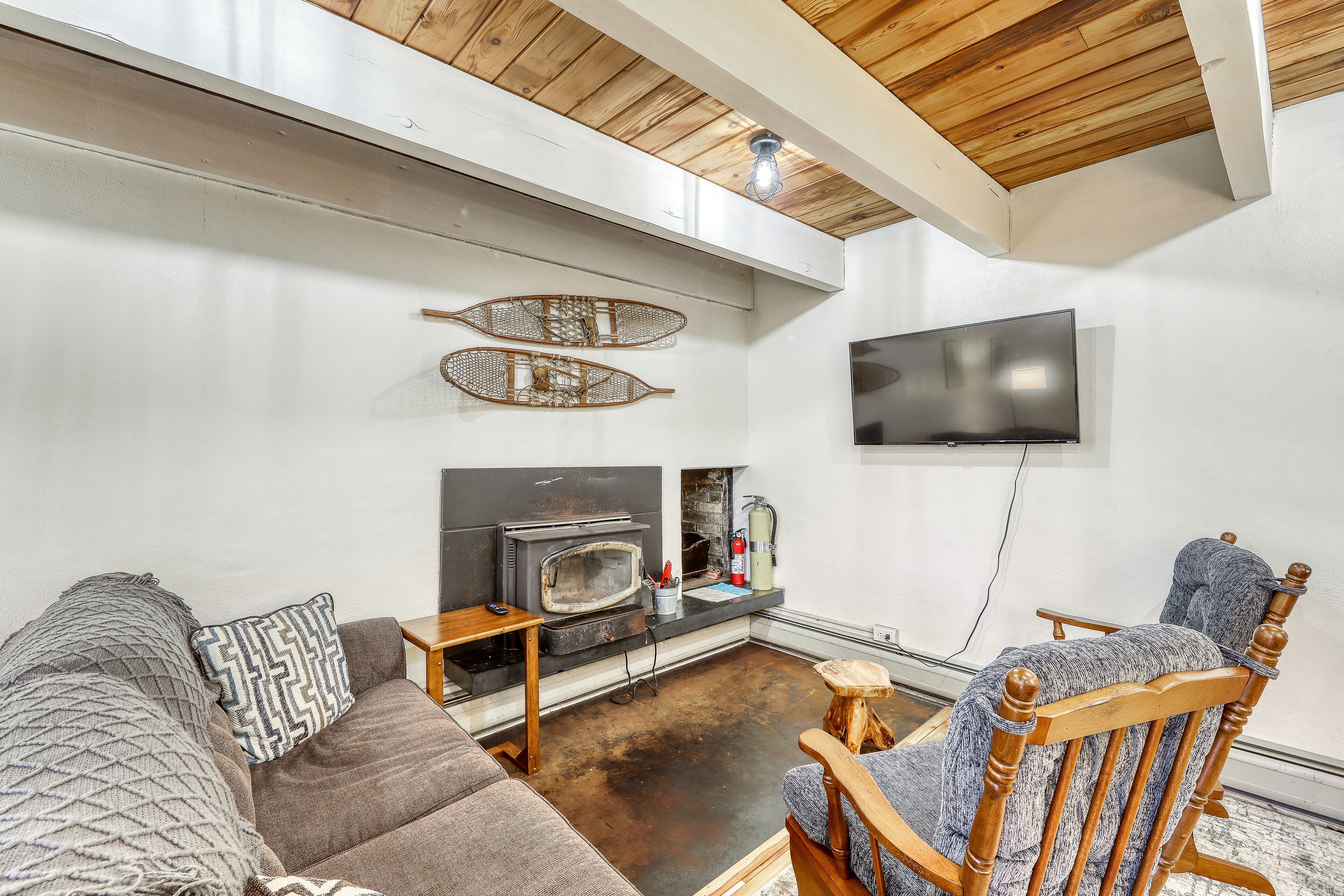 Gorgeous, secluded home with private deck & WiFi